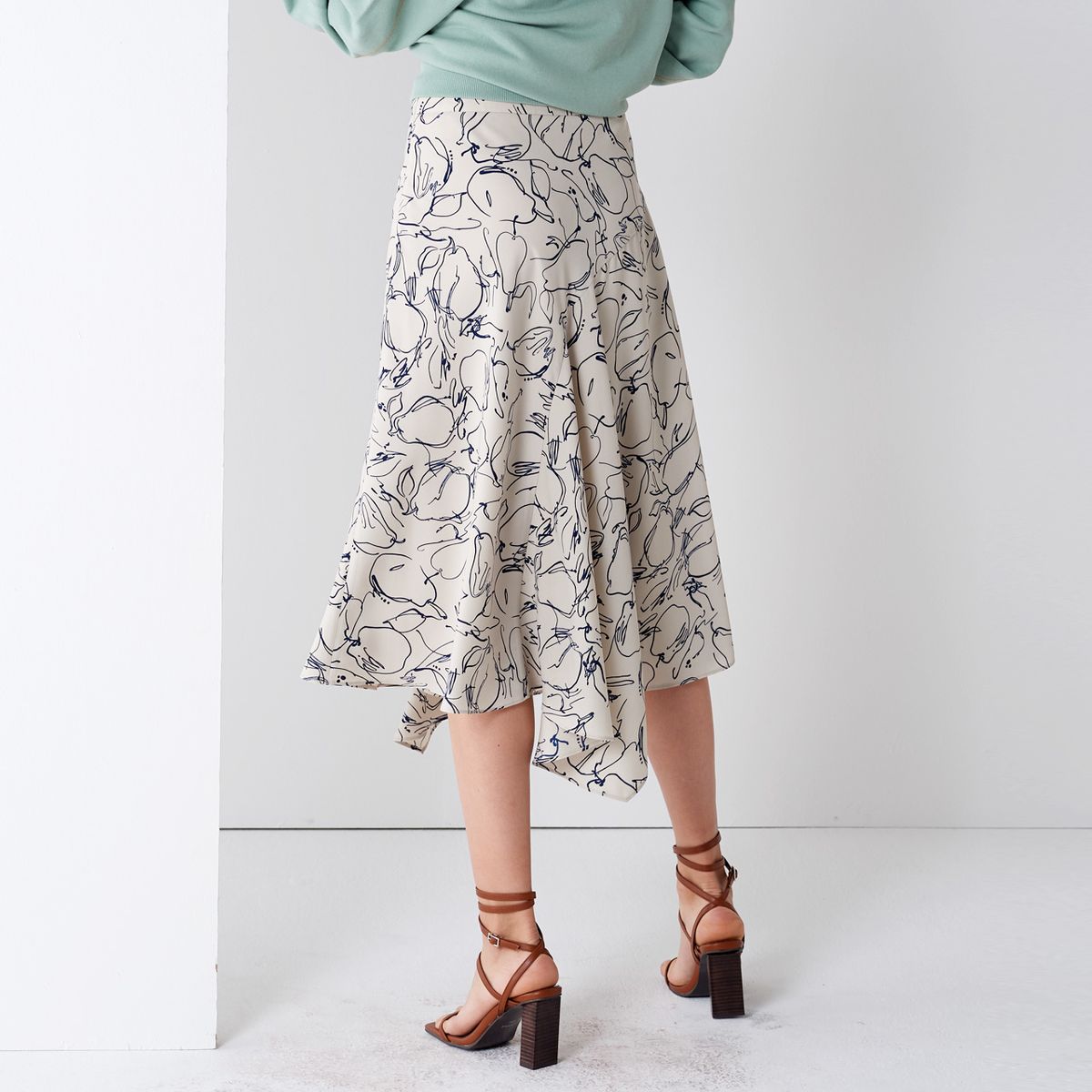 핀블랙(PINBLACK) PRINT FLUID SKIRT IVORY
