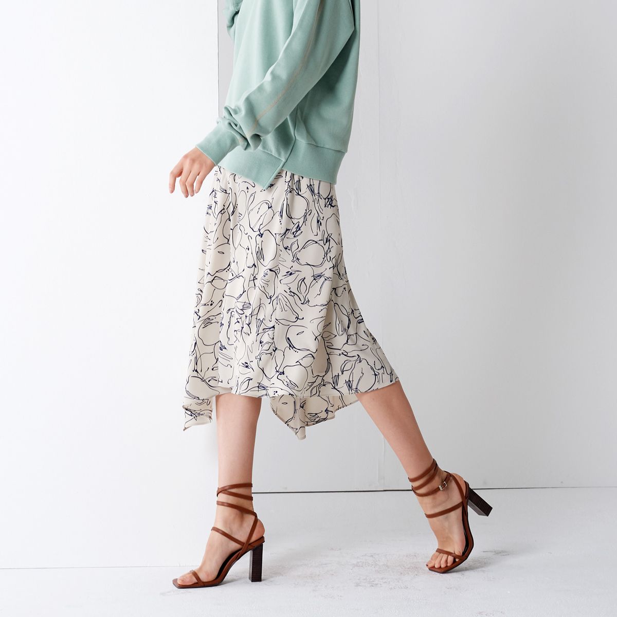 핀블랙(PINBLACK) PRINT FLUID SKIRT IVORY