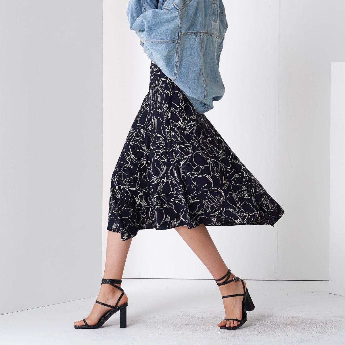 핀블랙(PINBLACK) PRINT FLUID SKIRT NAVY