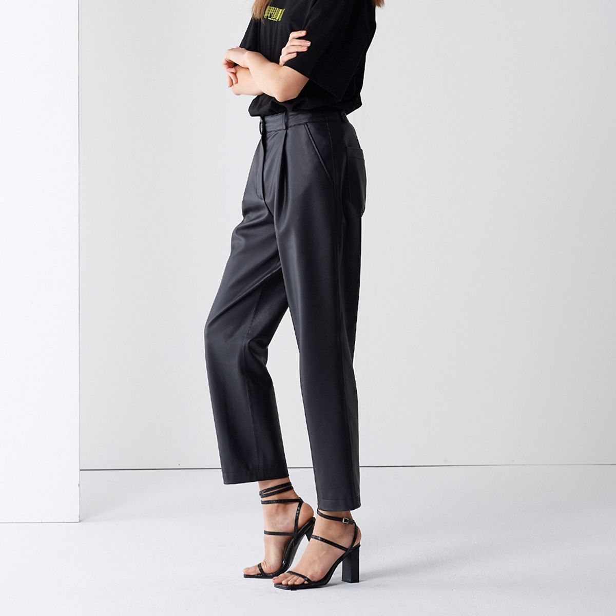 핀블랙(PINBLACK) FAKE LEATHER TUCK PANTS BLACK