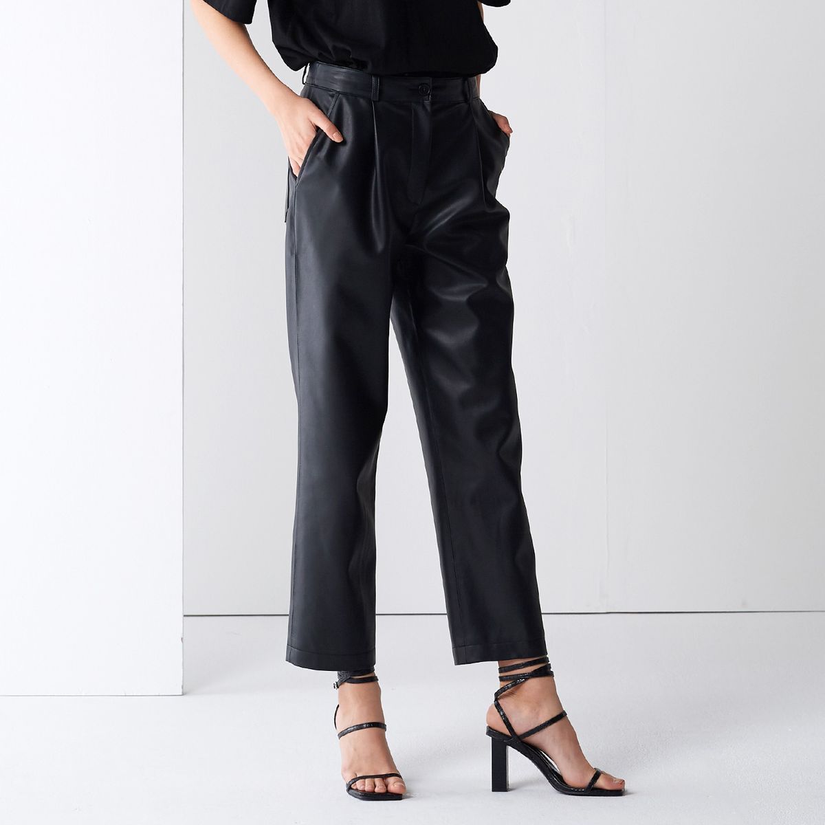 핀블랙(PINBLACK) FAKE LEATHER TUCK PANTS BLACK