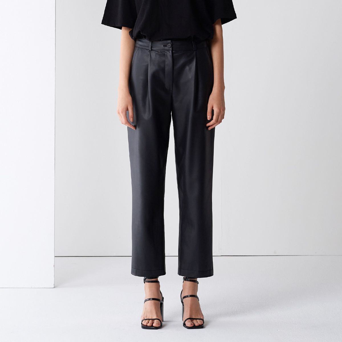 핀블랙(PINBLACK) FAKE LEATHER TUCK PANTS BLACK