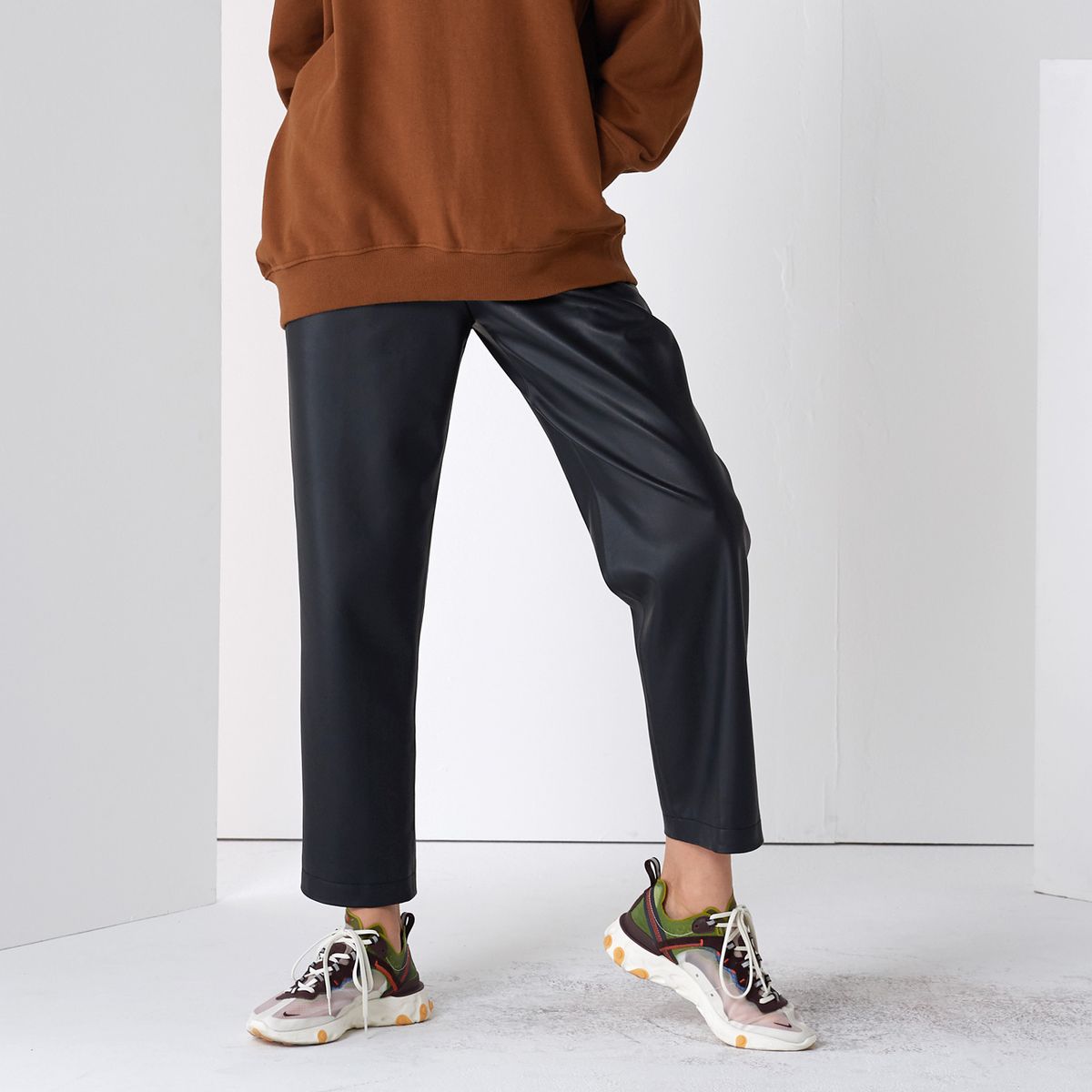 핀블랙(PINBLACK) FAKE LEATHER TUCK PANTS BLACK