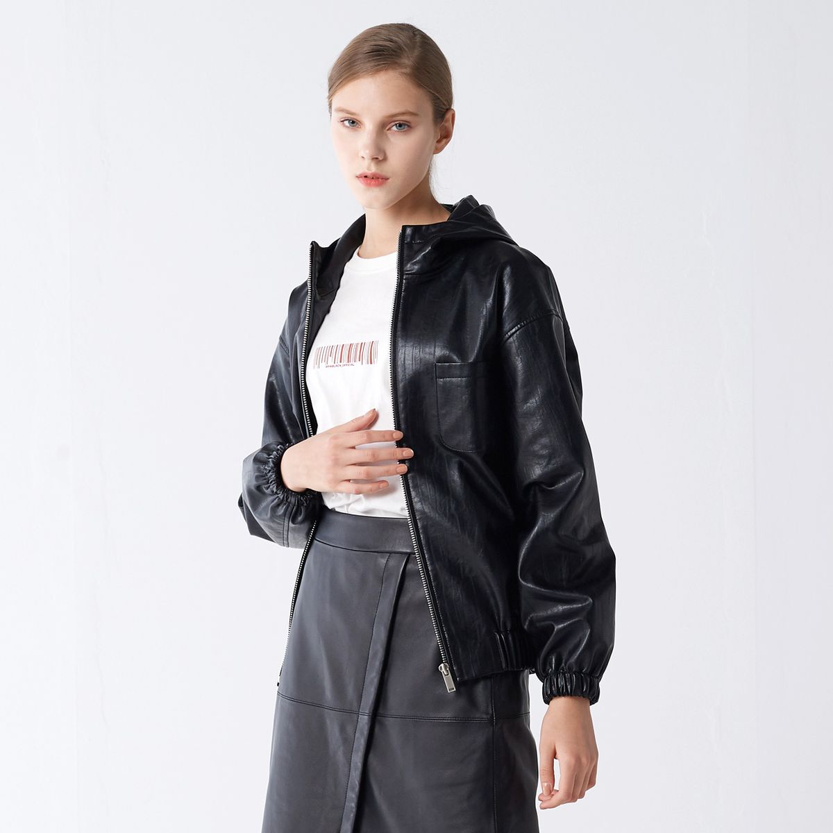 핀블랙(PINBLACK) FAKE LEATHER BANDING HOOD JUMPER BLACK