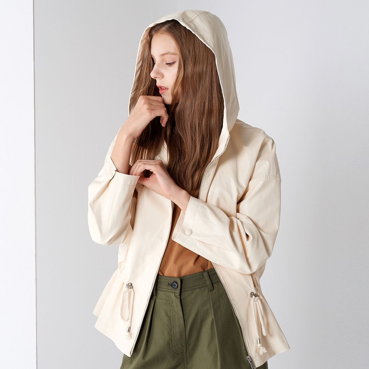 핀블랙(PINBLACK) FAKE LEATHER STRING HOOD JUMPER IVORY