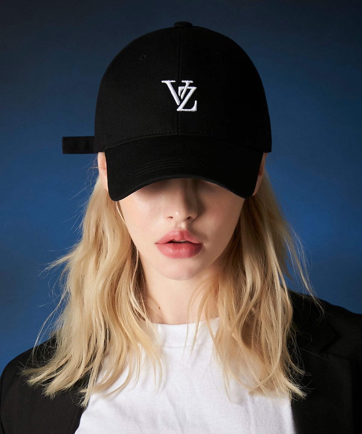 바잘(VARZAR) [Unisex] 3D 모노그램 로고 오버핏 볼캡 블랙