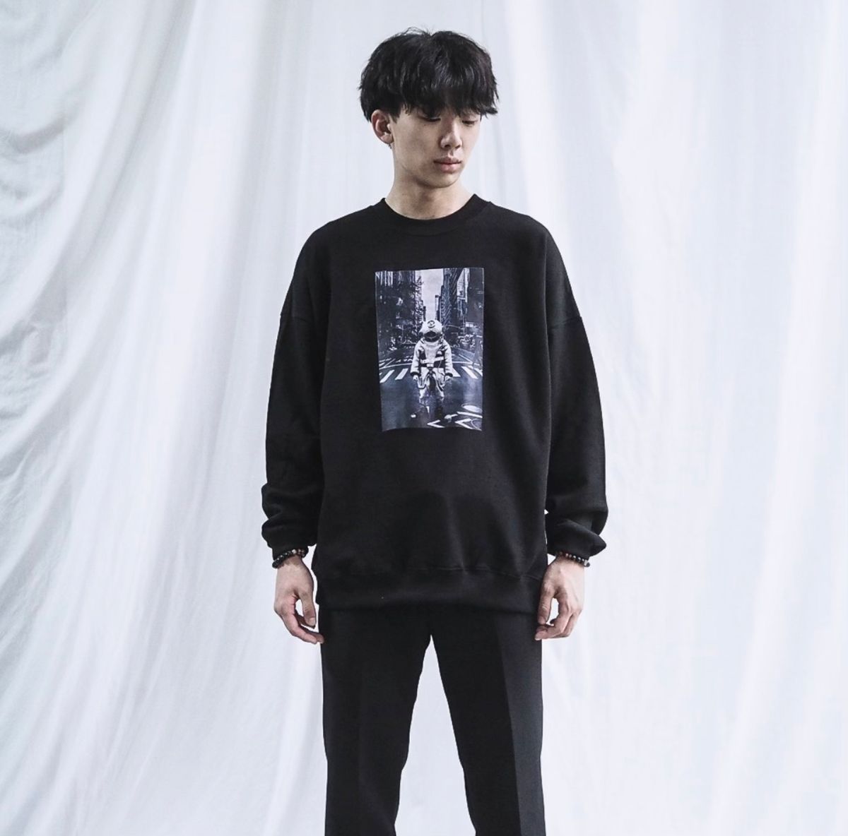 에잇볼륨(EIGHTVOLUME) EV 시티 다이버 오버핏 맨투맨