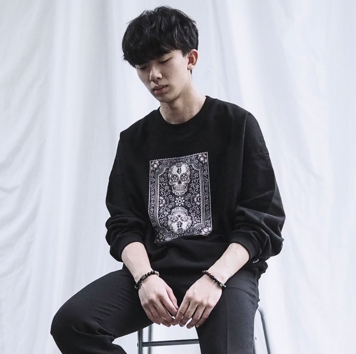에잇볼륨(EIGHTVOLUME) EV 스컬 카드 오버핏 맨투맨