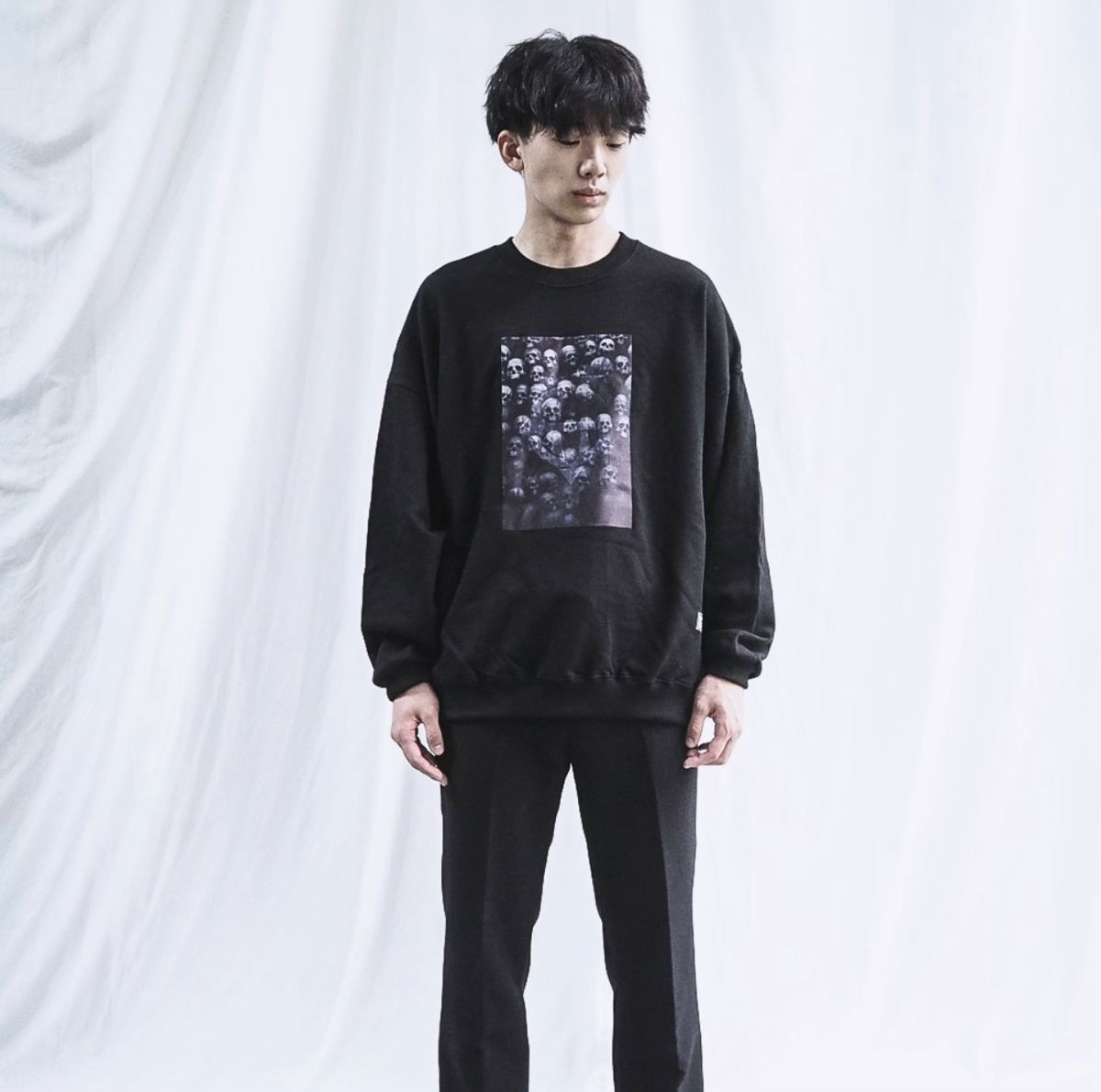 에잇볼륨(EIGHTVOLUME) EV 스컬 월 오버핏 맨투맨
