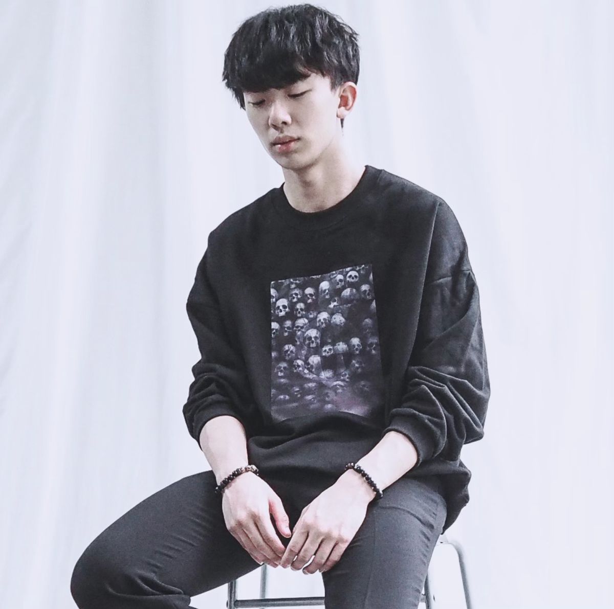 에잇볼륨(EIGHTVOLUME) EV 스컬 월 오버핏 맨투맨