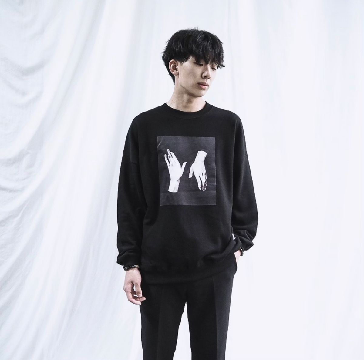 에잇볼륨(EIGHTVOLUME) EV 투 핸즈 오버핏 맨투맨