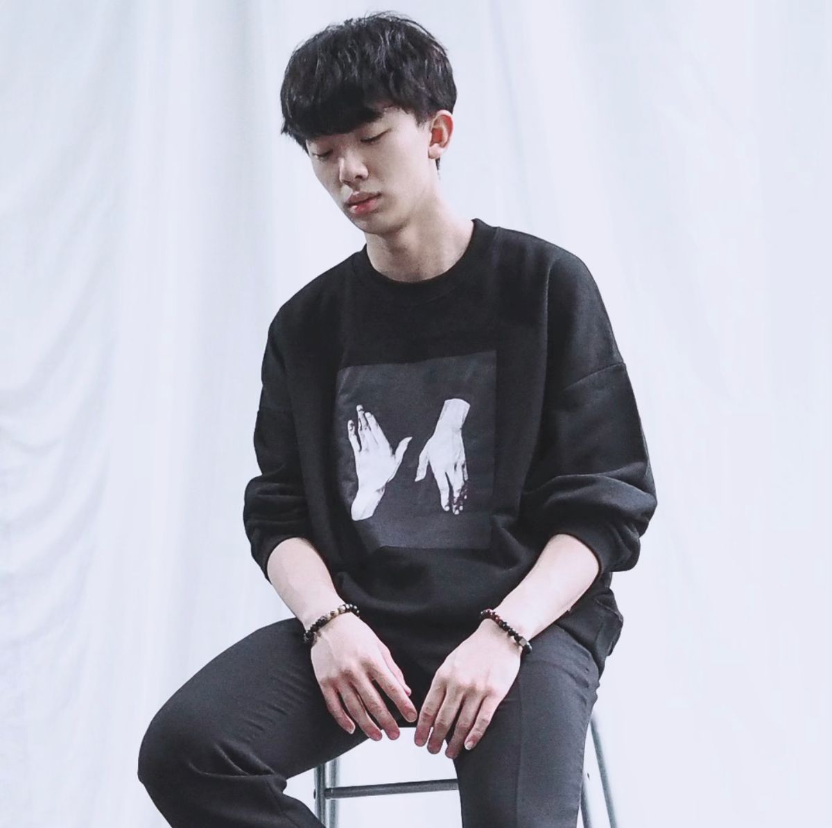 에잇볼륨(EIGHTVOLUME) EV 투 핸즈 오버핏 맨투맨