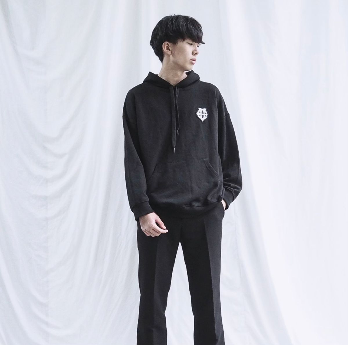 에잇볼륨(EIGHTVOLUME) EV 엠블램 오버핏 후드