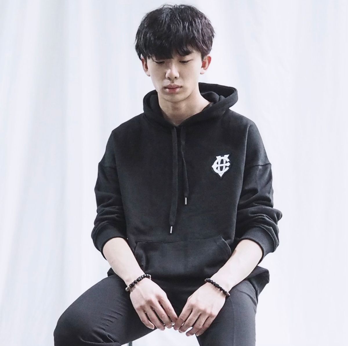 에잇볼륨(EIGHTVOLUME) EV 엠블램 오버핏 후드