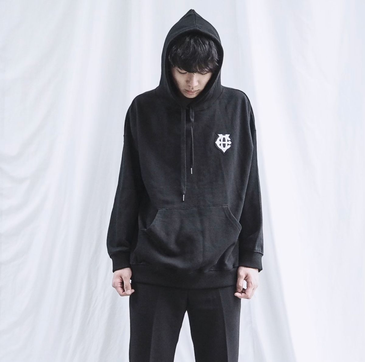 에잇볼륨(EIGHTVOLUME) EV 엠블램 오버핏 후드