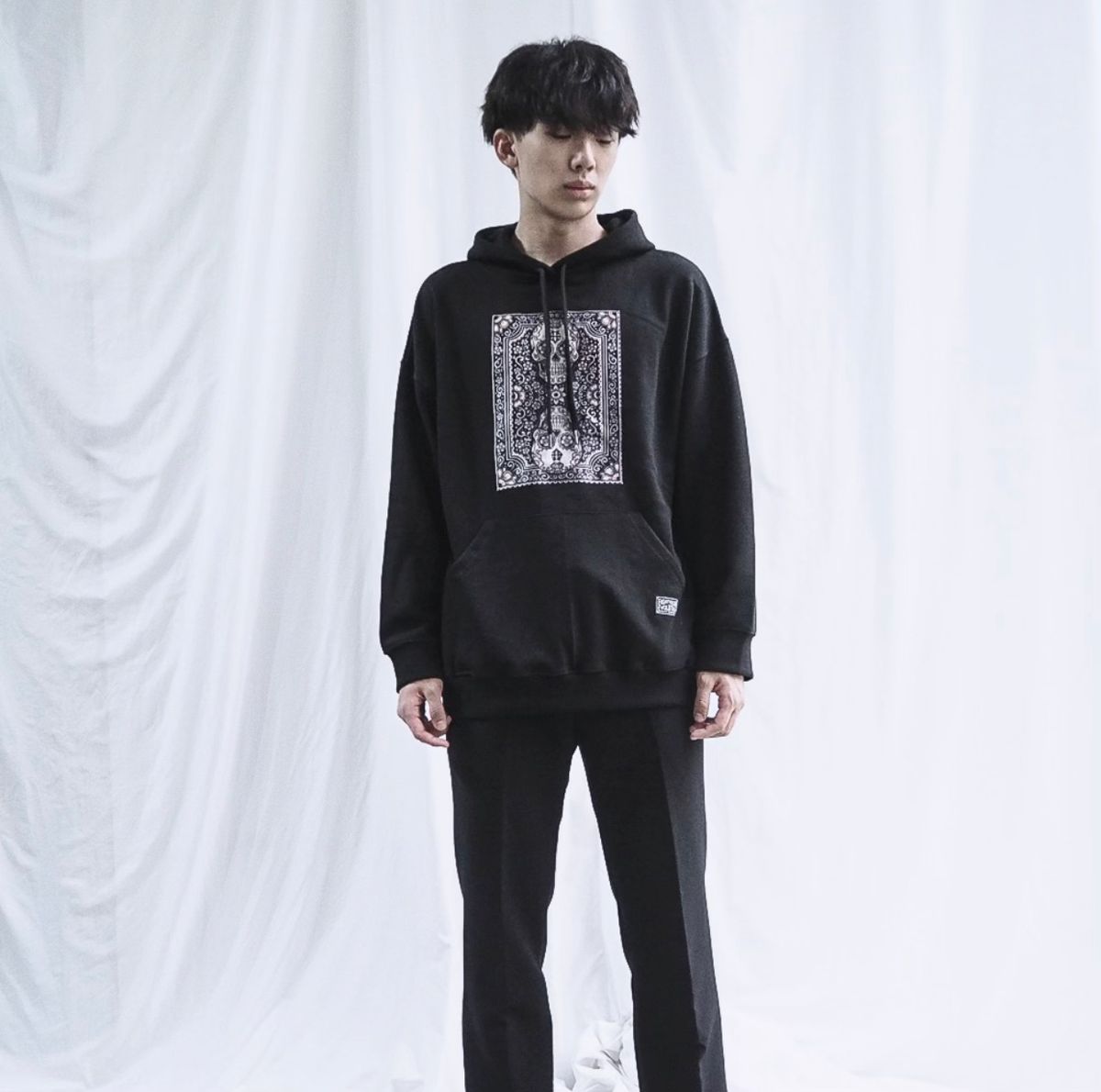 에잇볼륨(EIGHTVOLUME) EV 스컬 카드 오버핏 후드