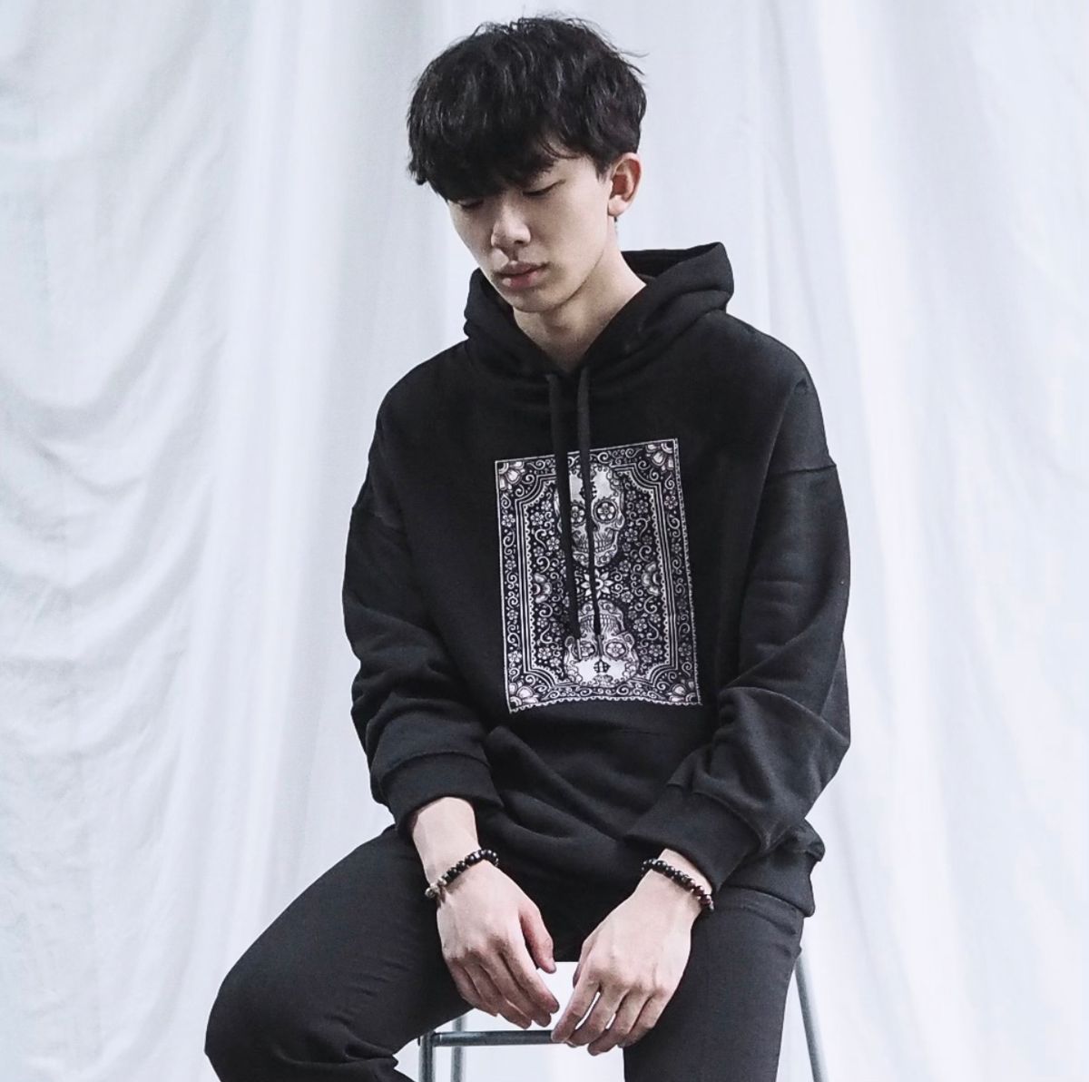 에잇볼륨(EIGHTVOLUME) EV 스컬 카드 오버핏 후드