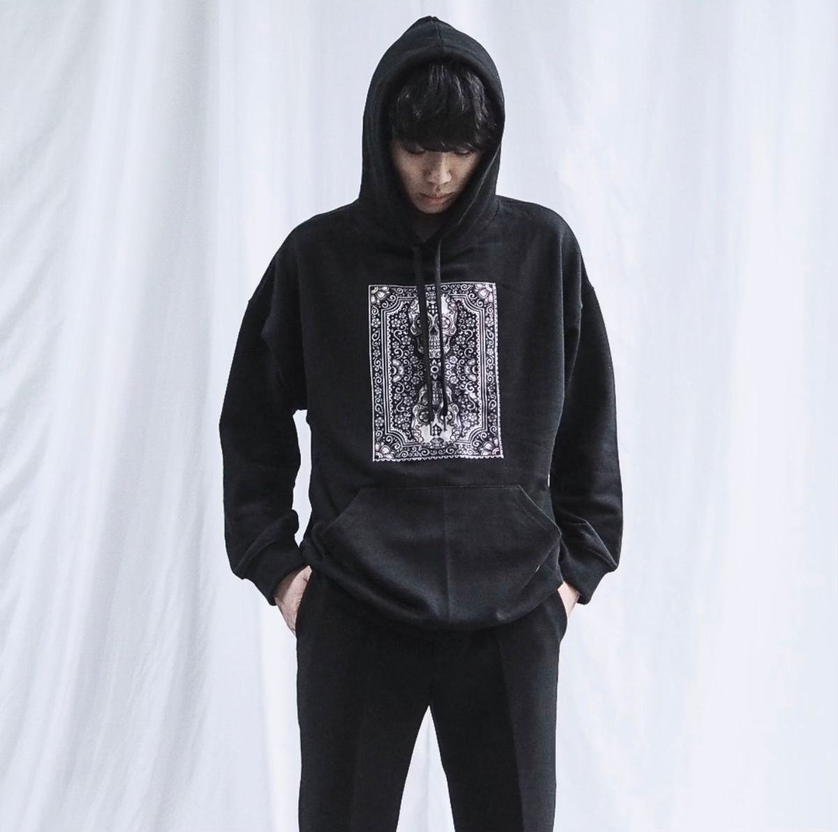 에잇볼륨(EIGHTVOLUME) EV 스컬 카드 오버핏 후드