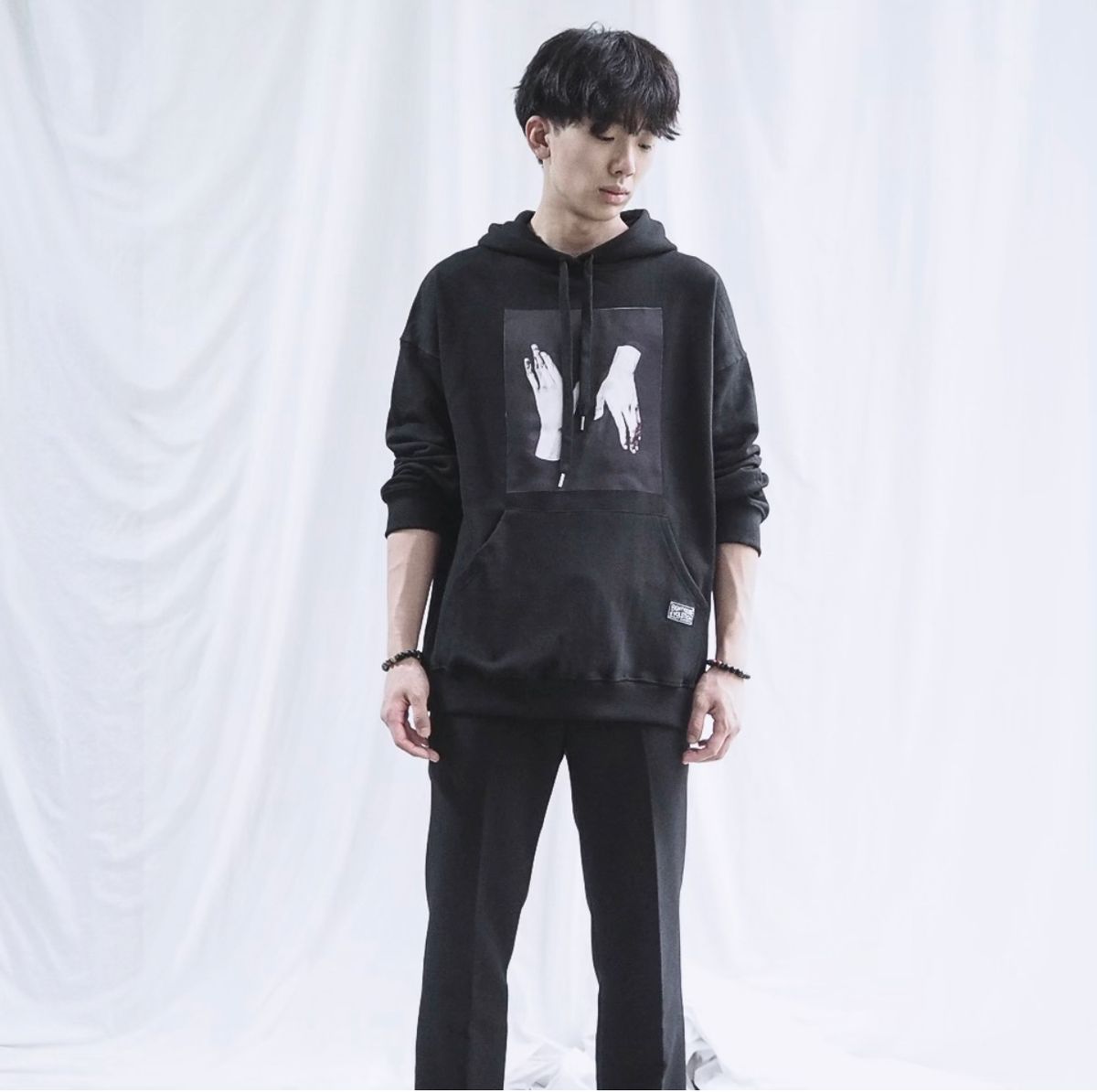 에잇볼륨(EIGHTVOLUME) EV 투 핸즈 오버핏 후드