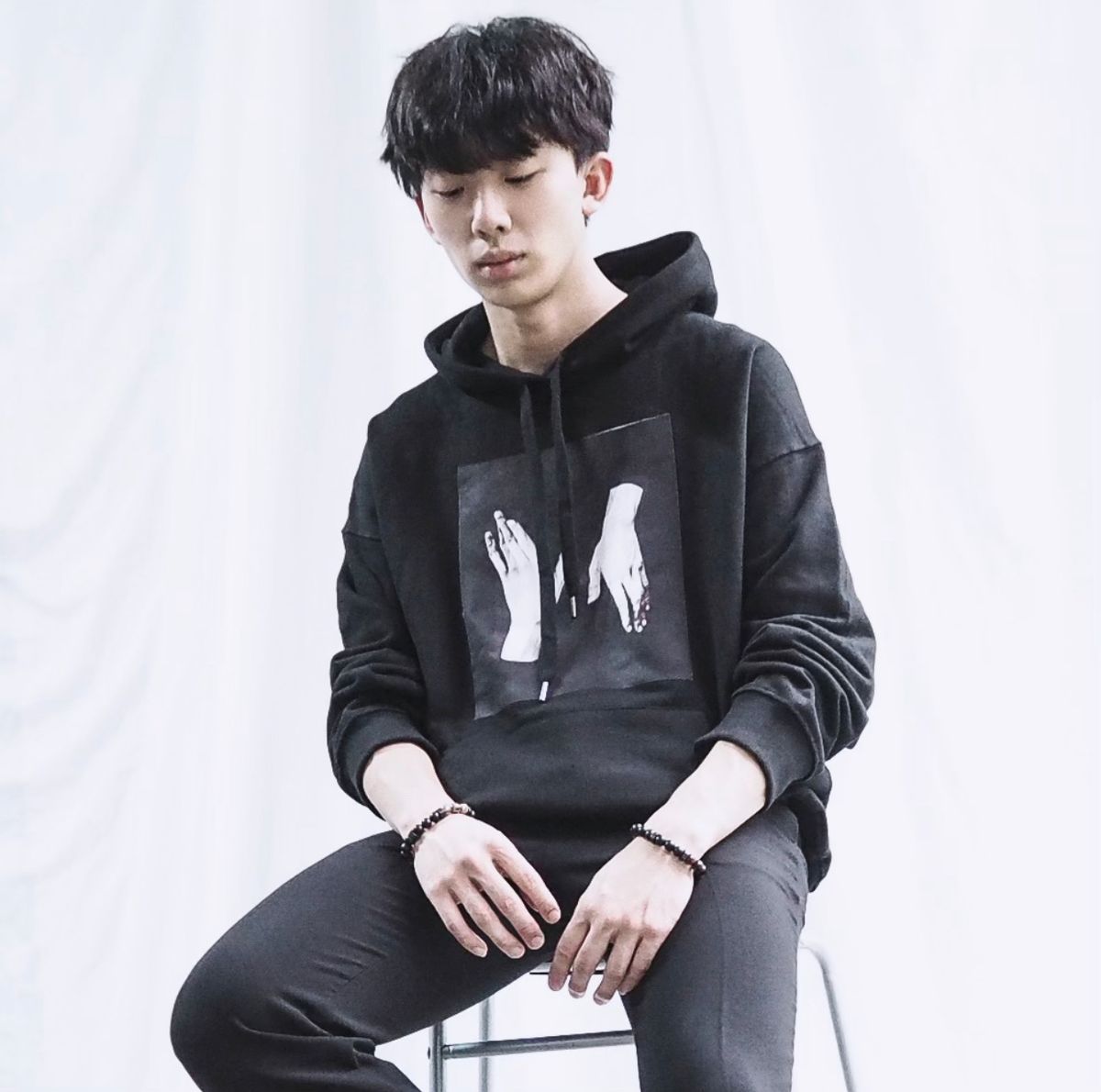 에잇볼륨(EIGHTVOLUME) EV 투 핸즈 오버핏 후드