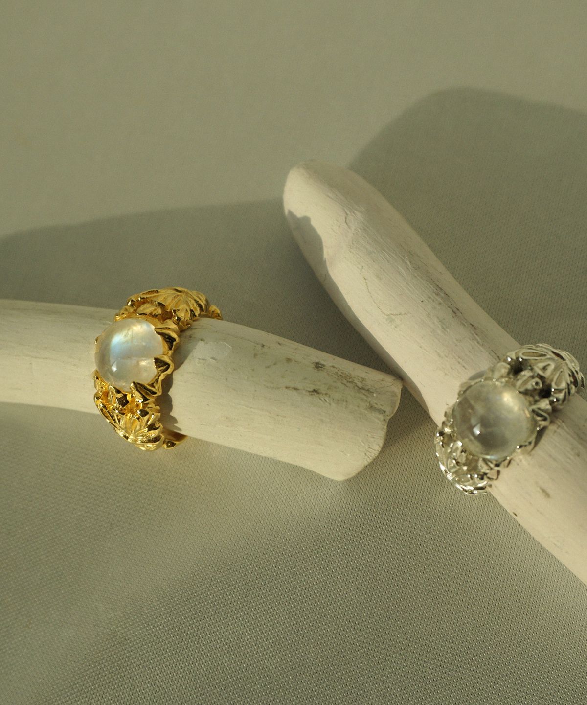 비자르 주얼리(BIZARRE JEWELRY) 앙스트 블뤼테(레인보우 문스톤) 반지