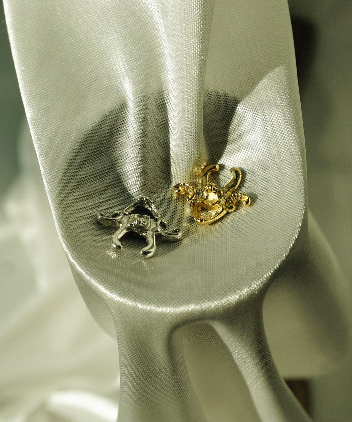 비자르 주얼리(BIZARRE JEWELRY) 컨페션 페이크 샙튬 피어스