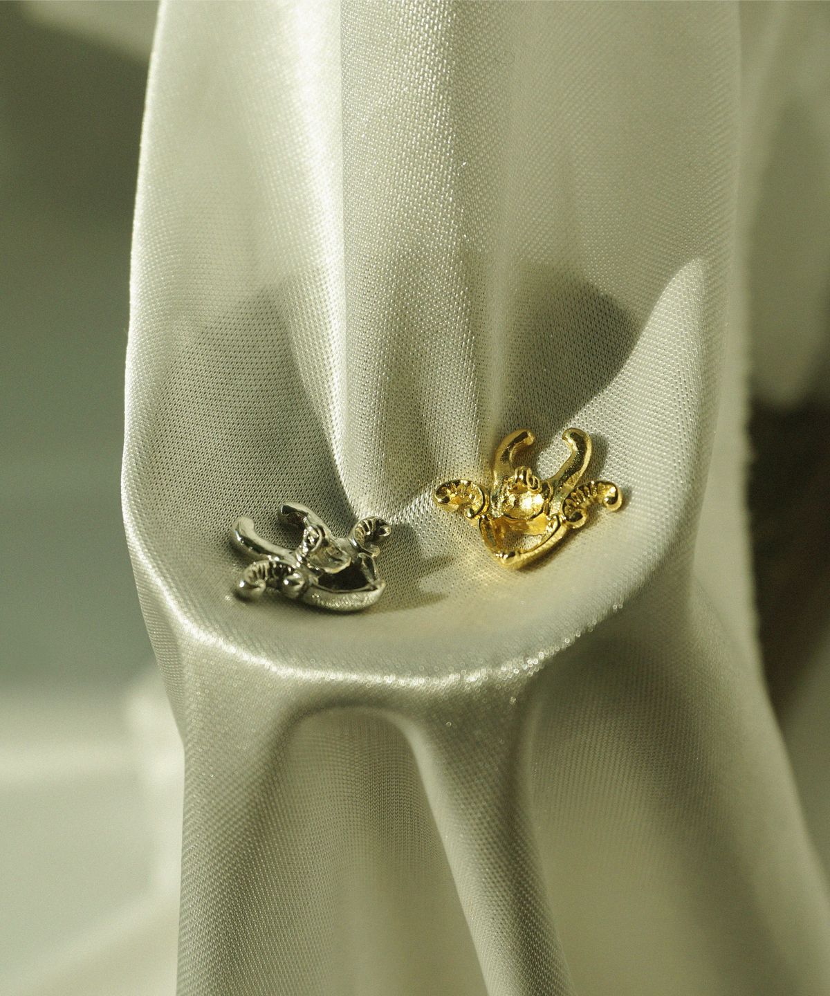 비자르 주얼리(BIZARRE JEWELRY) 컨페션 페이크 샙튬 피어스