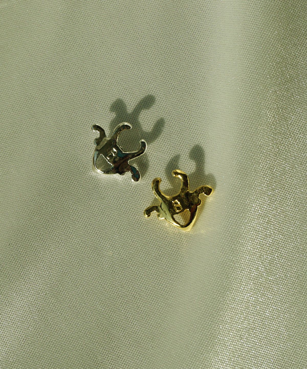 비자르 주얼리(BIZARRE JEWELRY) 컨페션 페이크 샙튬 피어스