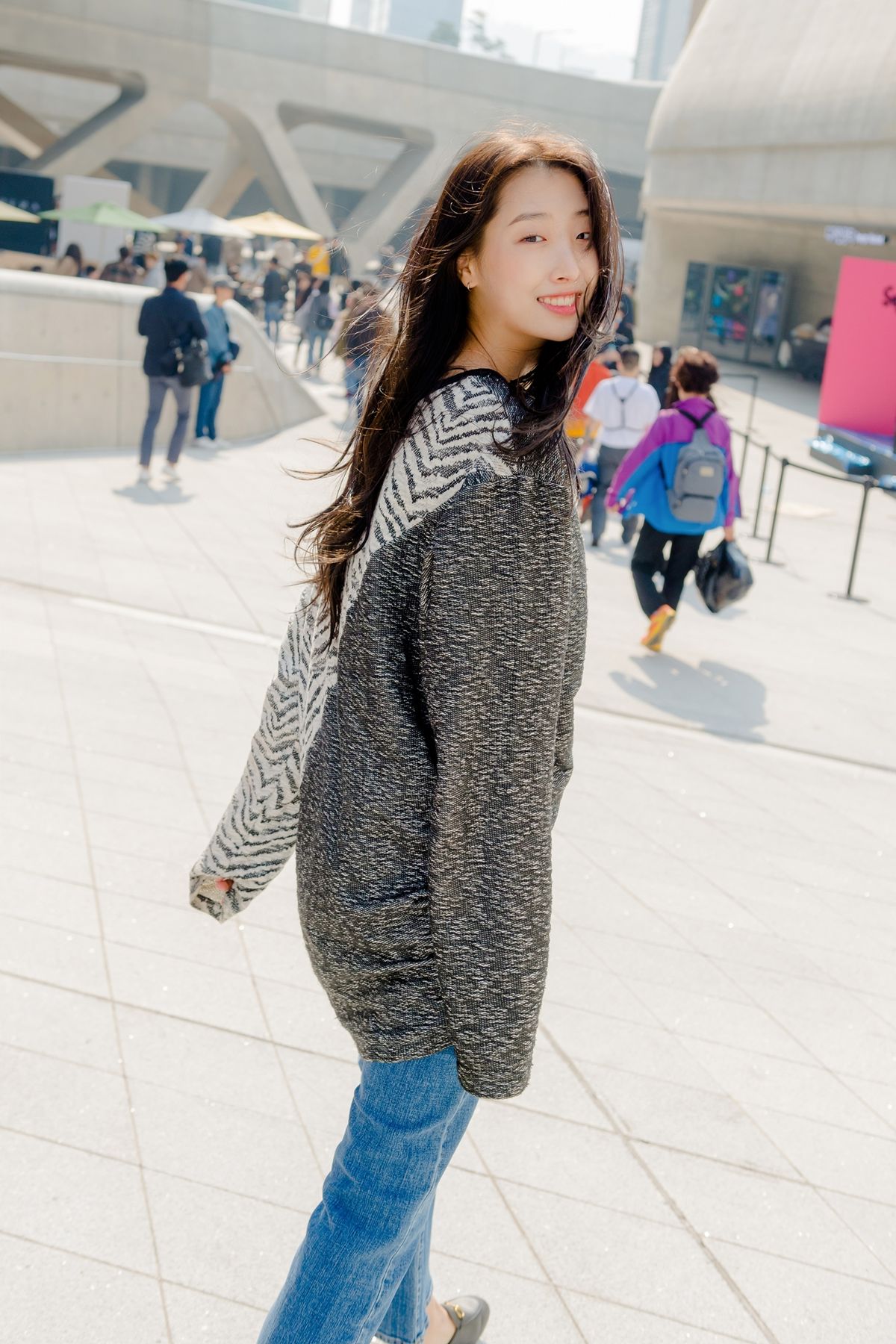 모빈스알(MOVINS.R) AXIO DARK MOON HALF TOP ZEBRA BLACK