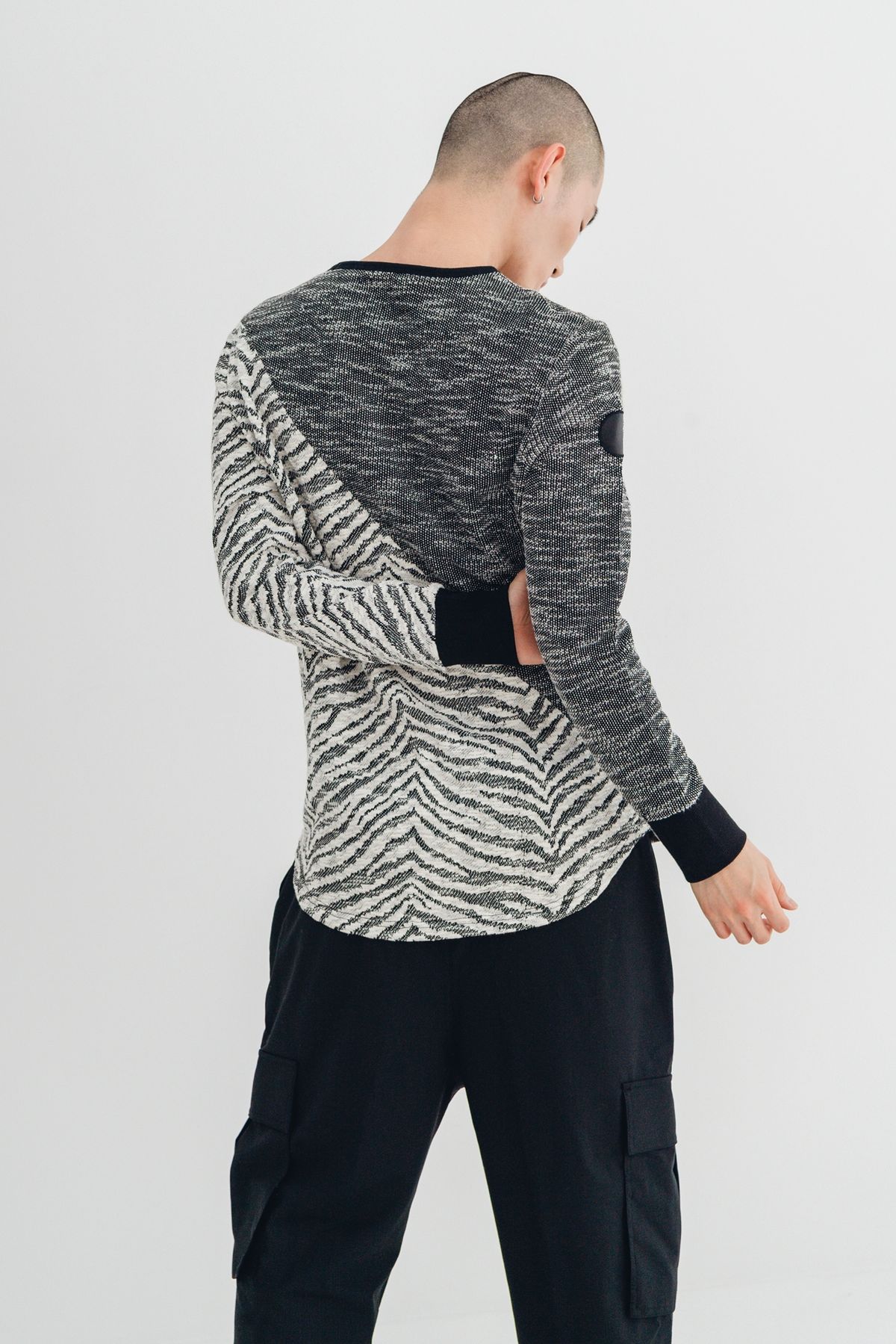 모빈스알(MOVINS.R) AXIO DARK MOON HALF TOP ZEBRA BLACK