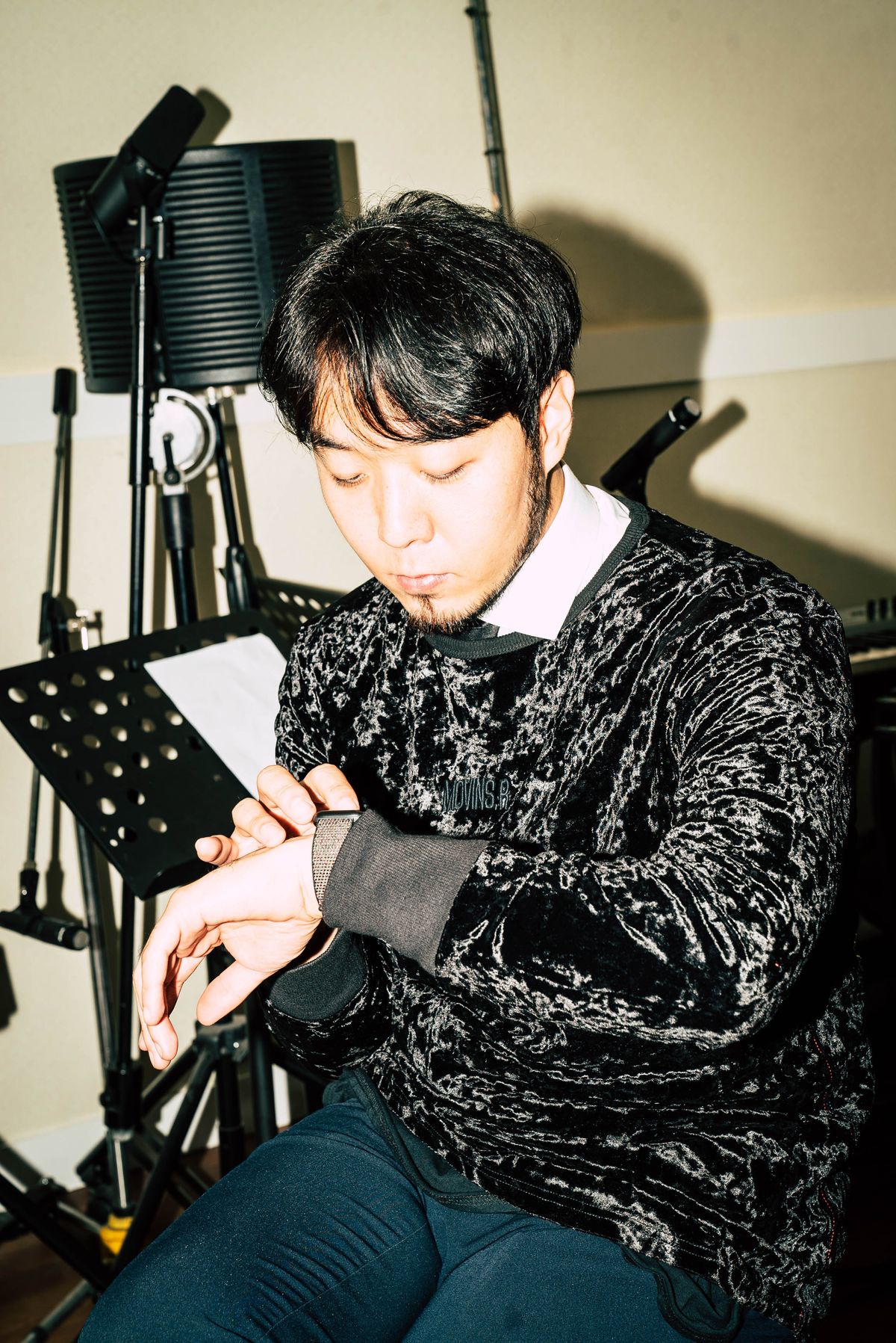 모빈스알(MOVINS.R) AXIO DARK MOON VELVET TOP BLACK