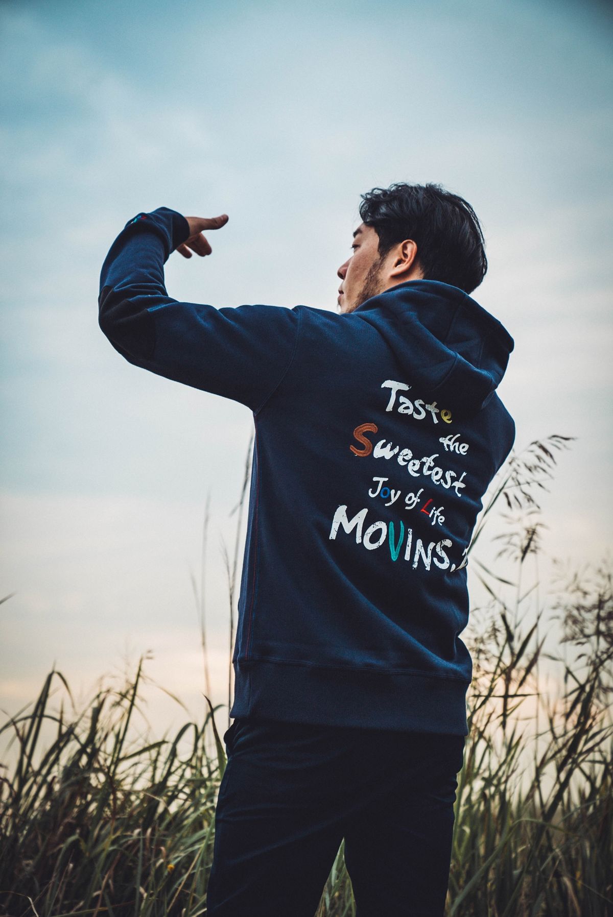 모빈스알(MOVINS.R) AXIO LOVE SIGN HOODIE NAVY