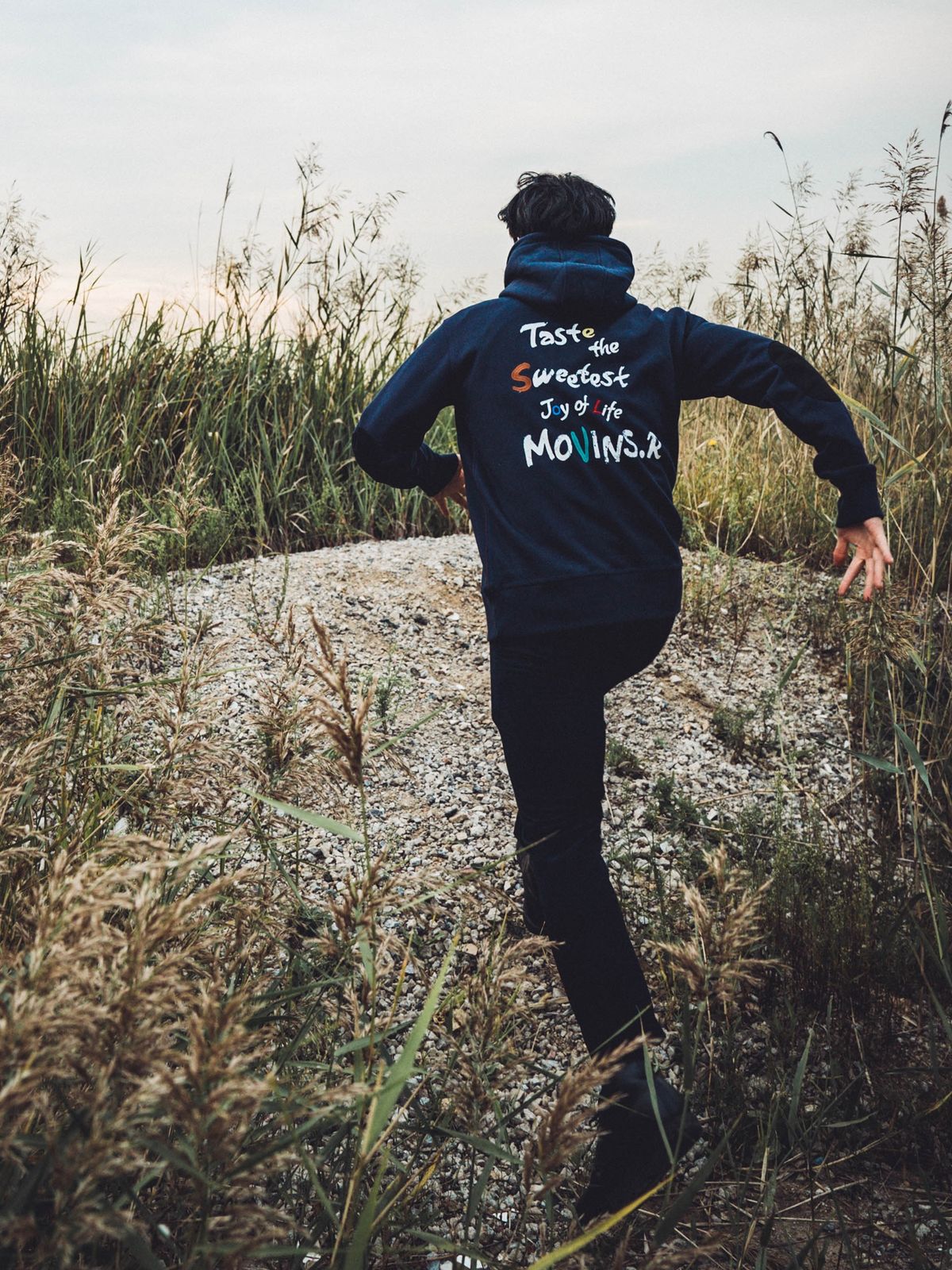 모빈스알(MOVINS.R) AXIO LOVE SIGN HOODIE NAVY
