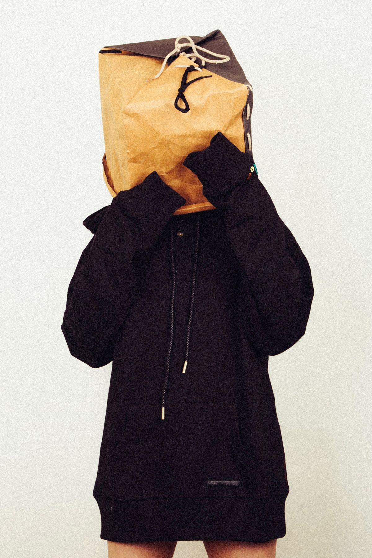 모빈스알(MOVINS.R) AXIO LOVE SIGN HOODIE BLACK
