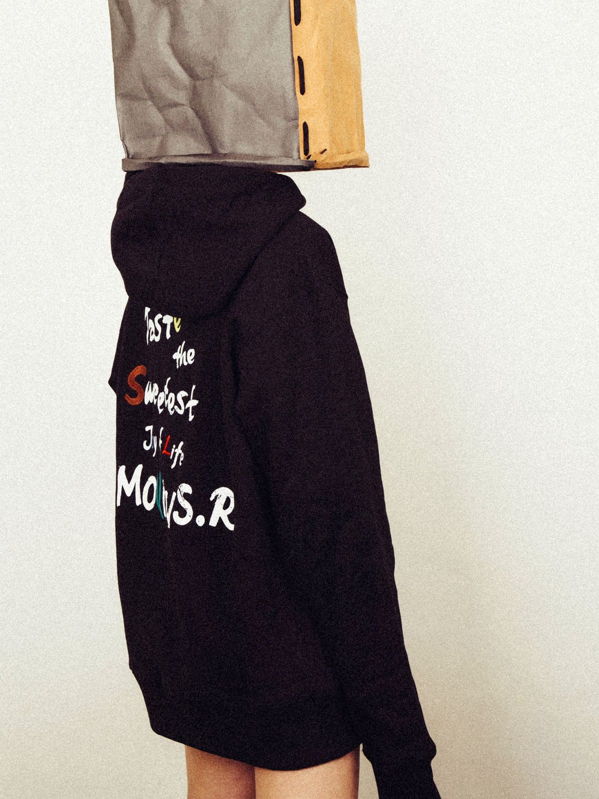 모빈스알(MOVINS.R) AXIO LOVE SIGN HOODIE BLACK