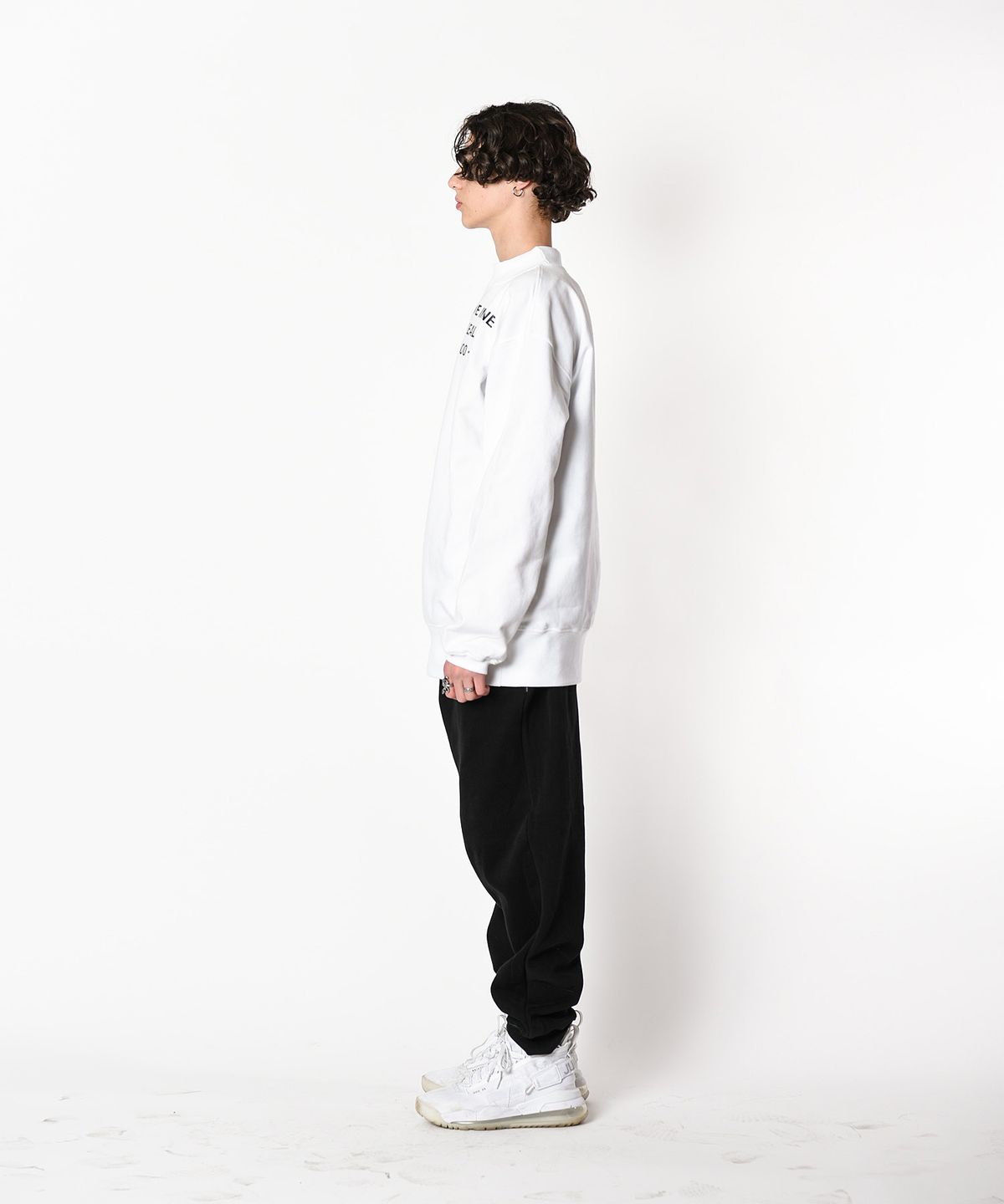 레이쿠(REIKU) rk imagine half neck mtm white  반목 맨투맨