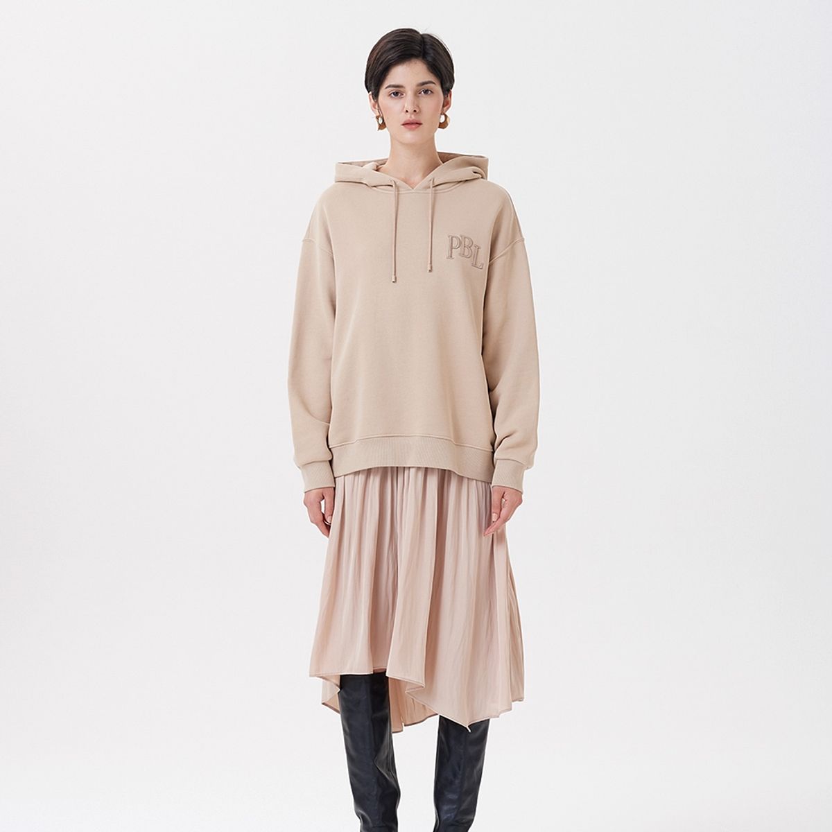 핀블랙(PINBLACK) HOOD SHIRRING ONE-PIECE BEIGE