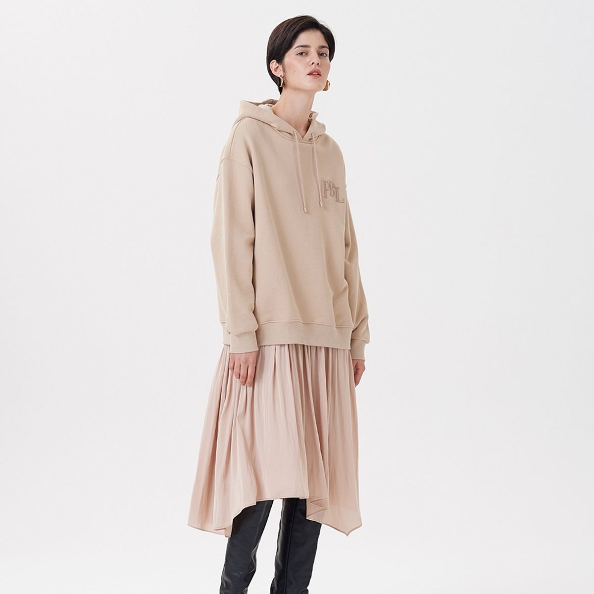 핀블랙(PINBLACK) HOOD SHIRRING ONE-PIECE BEIGE