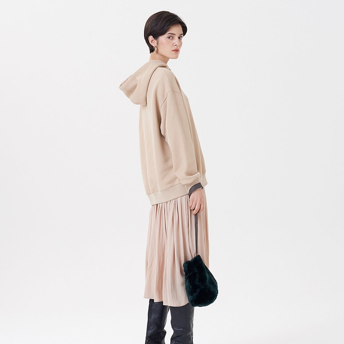 핀블랙(PINBLACK) HOOD SHIRRING ONE-PIECE BEIGE