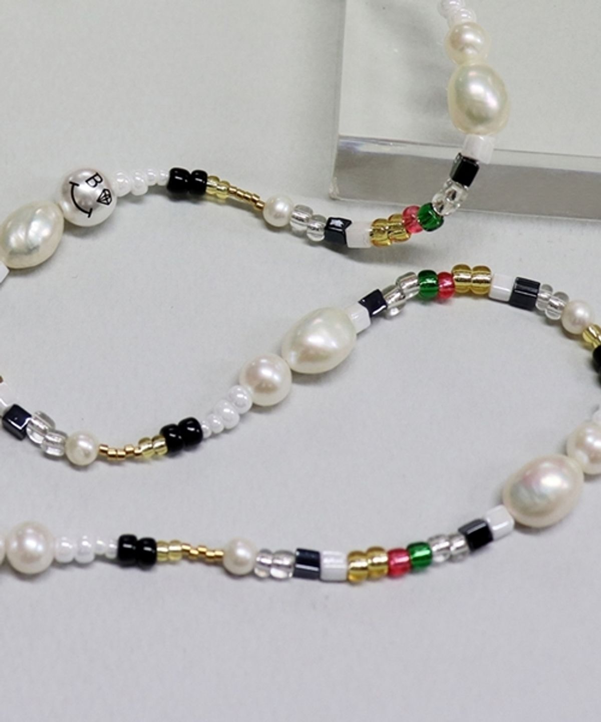 봉보(BONBEAU) Pearl smile mild color beads Necklace 스마일 진주 마일드 컬러 비즈목걸이