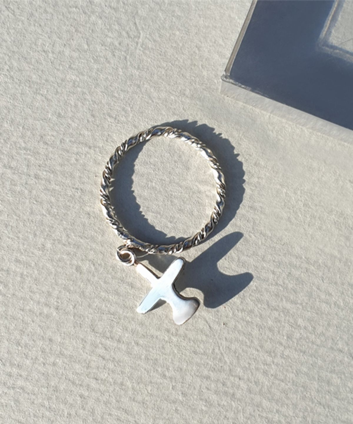 봉보(BONBEAU) Double twist airplane drop Ring 트위스트 링 달랑이 반지