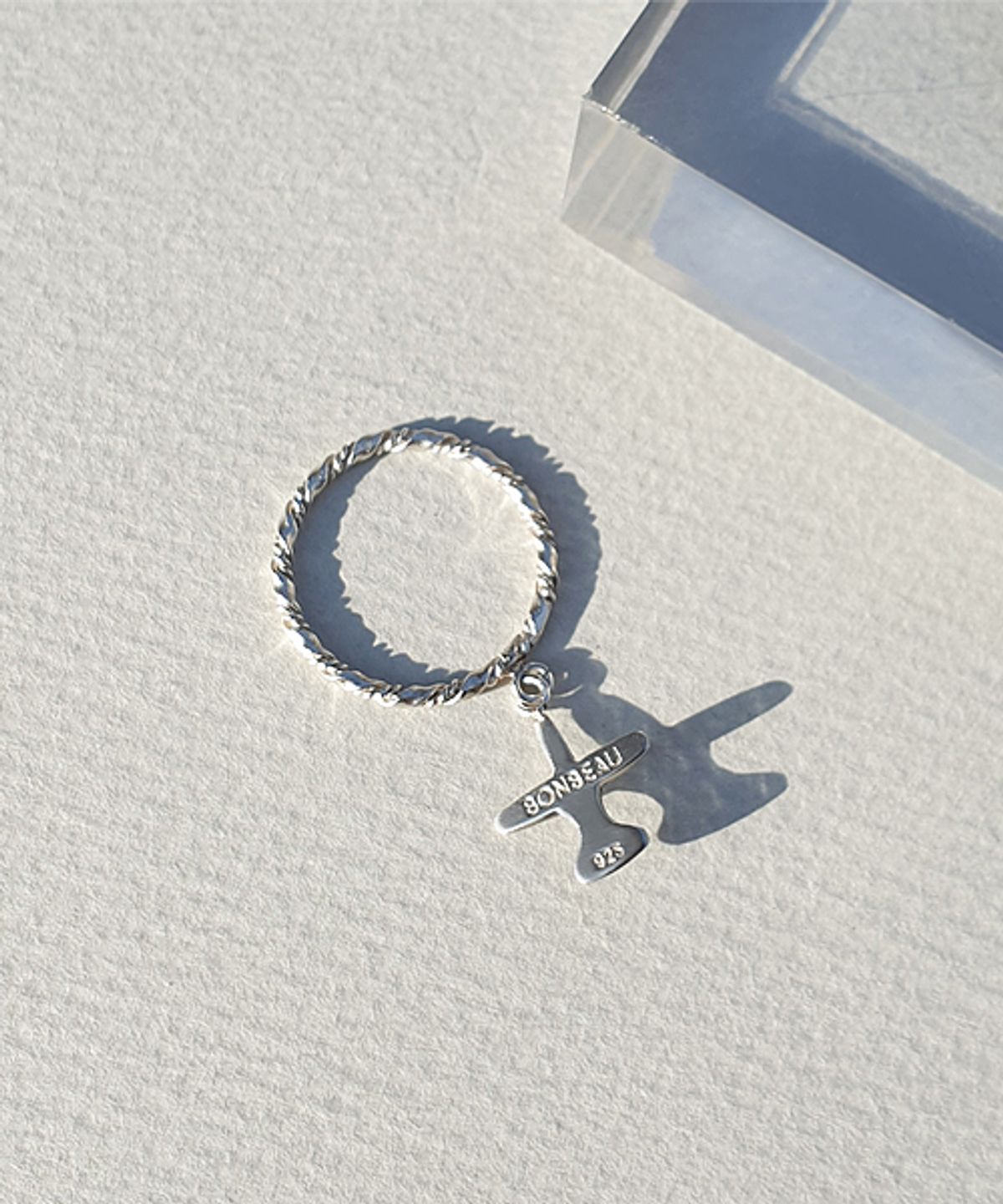 봉보(BONBEAU) Double twist airplane drop Ring 트위스트 링 달랑이 반지