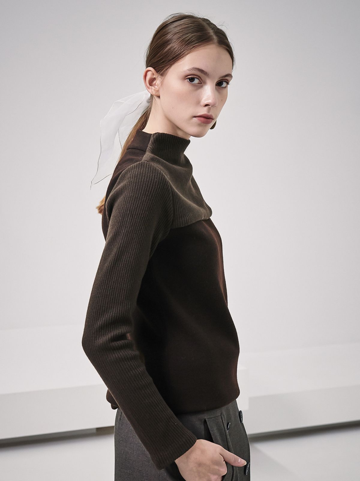 아쿠드(ACUD) Rib Patched High-Neck Knit_Brown
