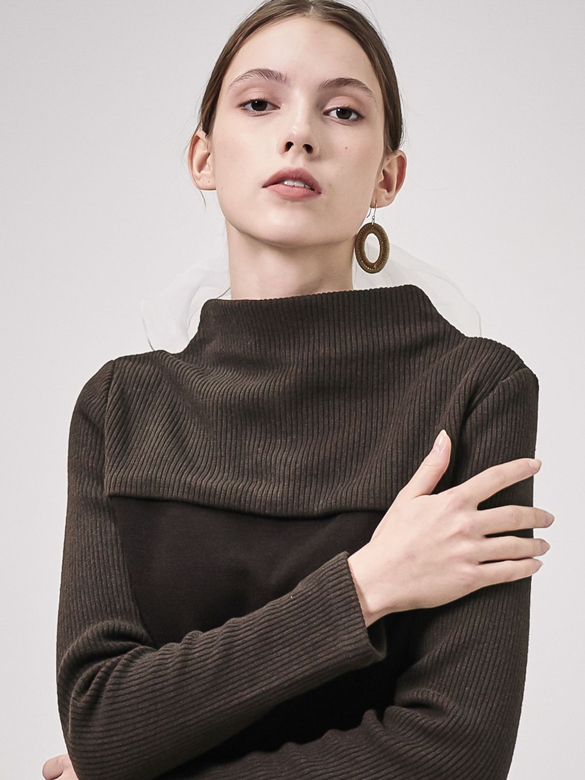 아쿠드(ACUD) Rib Patched High-Neck Knit_Brown