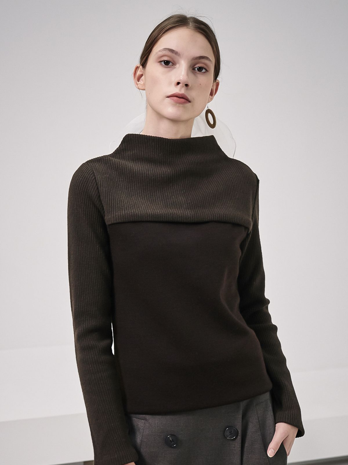 아쿠드(ACUD) Rib Patched High-Neck Knit_Brown