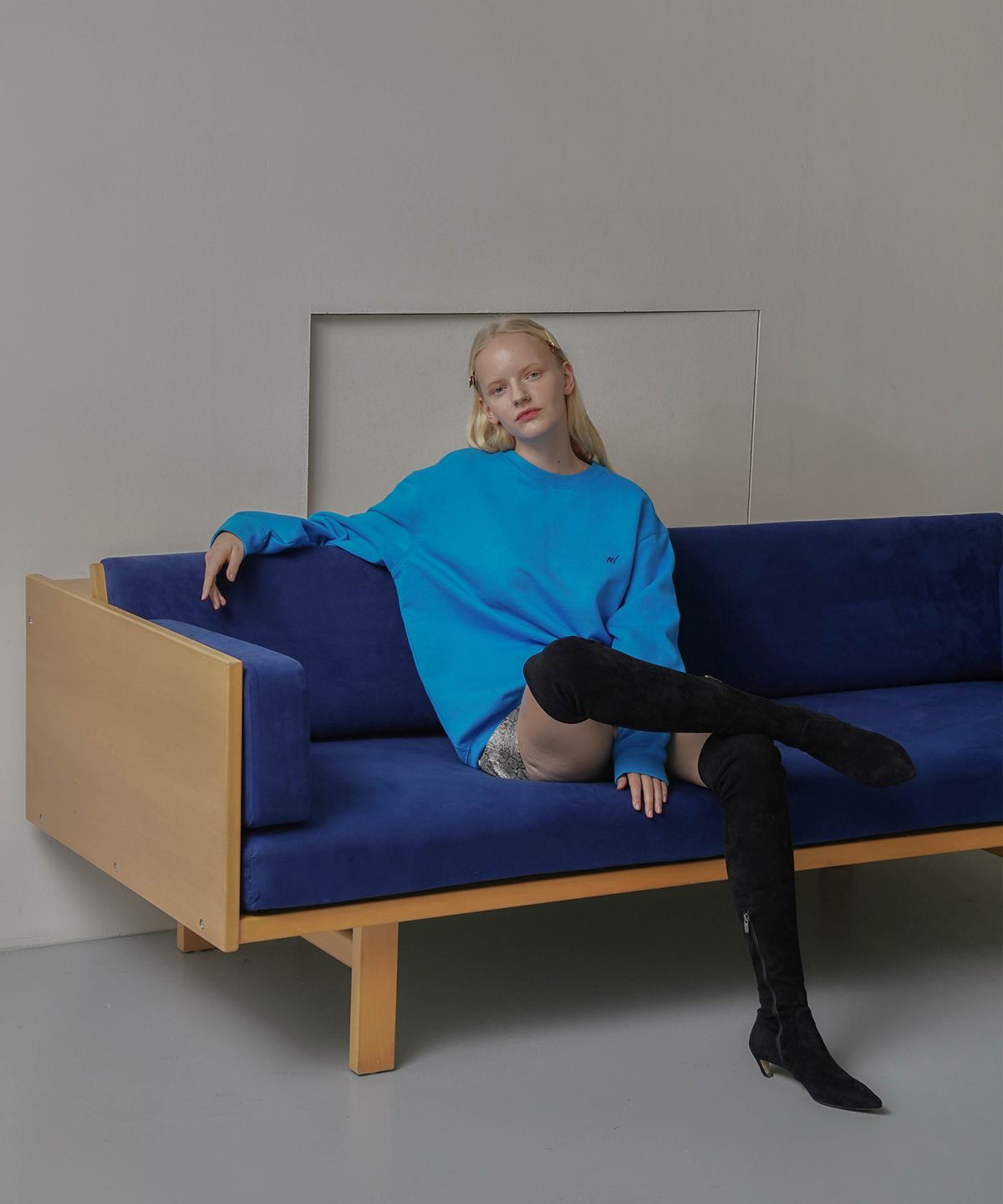 온느(ONNE) Snap Pointed Logo Sweatshirt Blue