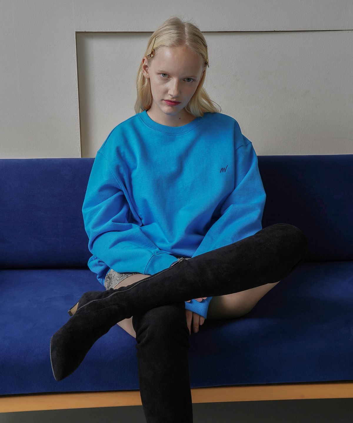 온느(ONNE) Snap Pointed Logo Sweatshirt Blue