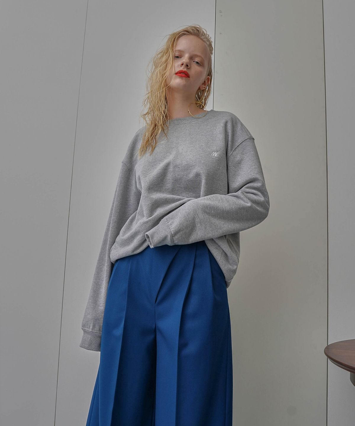 온느(ONNE) Snap Pointed Logo Sweatshirt Grey