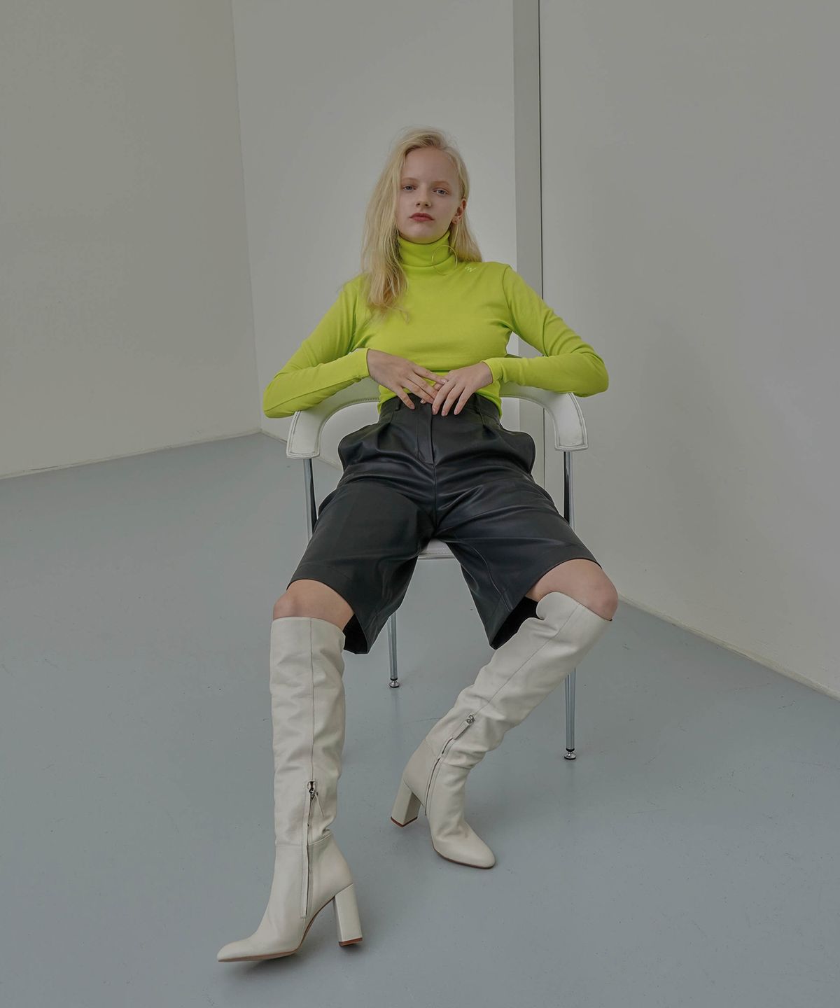 온느(ONNE) Slim Logo Turtleneck Lime
