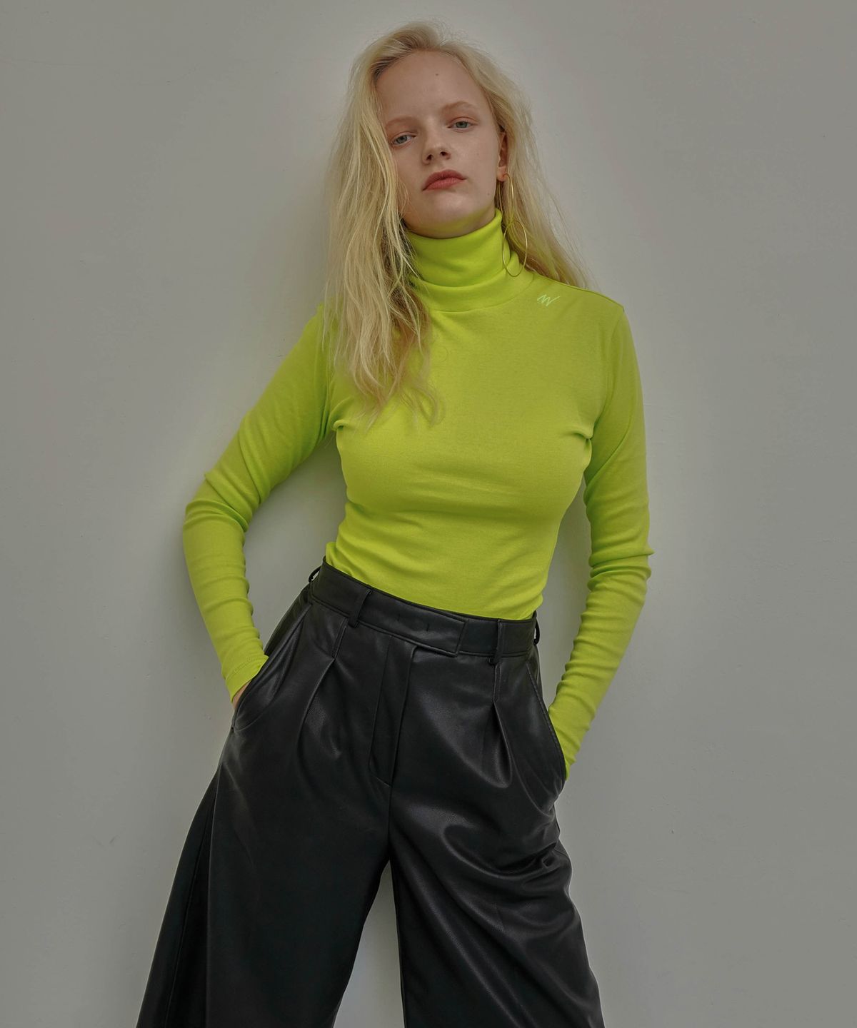 온느(ONNE) Slim Logo Turtleneck Lime